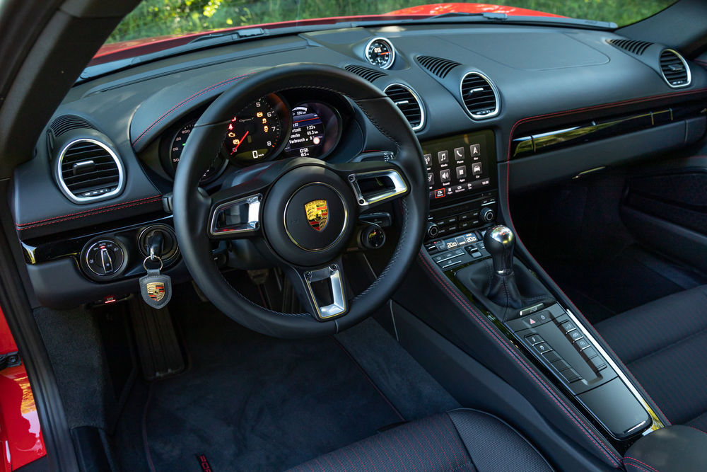 Spartiate de haute qualité : cockpit avec volant GT, levier de vitesse raccourci et intérieur cuir.