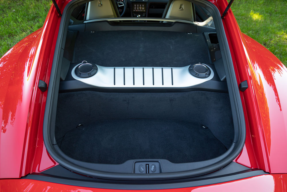Limité : dans le coffre à bagages de 275 litres, les baffles Bose prennent de la place.