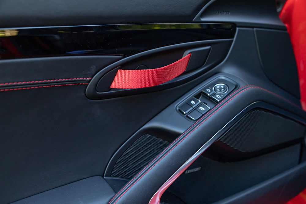 Contraste : les éléments de décoration rouges ainsi que les boucles et ceintures des portes soulignent un tempérament sanguin.