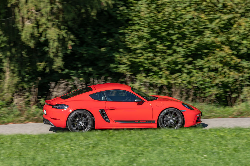 Scharfe Schote: schickes Exterieur mit schwarzen Akzenten, Carrera-T-Schriftzug und Lackierung in «Indischrot».