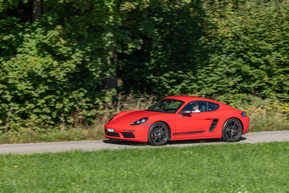 Athlétique : extérieur chic avec des accents noirs, inscription Carrera T et peinture « rouge indien ».